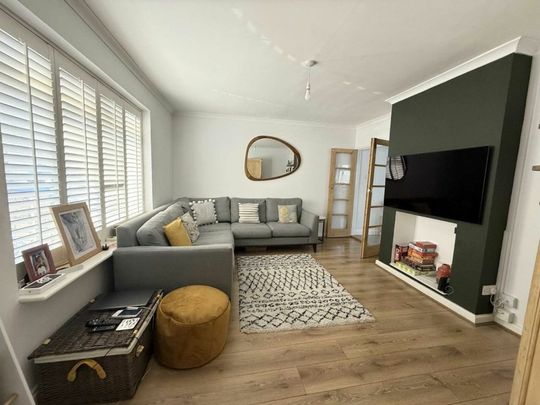 Woodcote Avenue, NW7, London - Photo 1