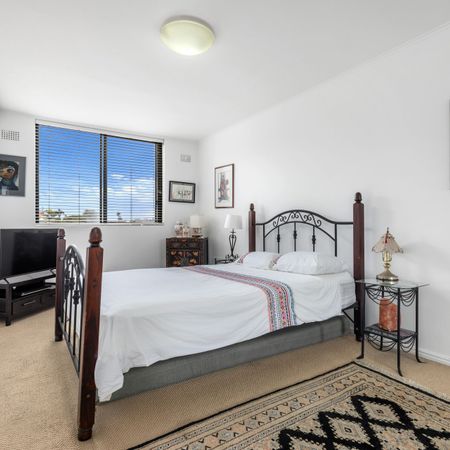 Stylish Apartment with City Views in a Blue-Ribbon Dover Heights Setting - Photo 3