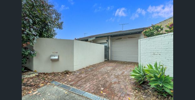 Low-Maintenance Living Meets Leafy Como Convenience - Photo 1