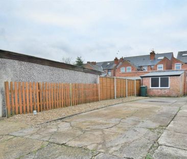 2 bedroom end of terrace to let - Photo 6