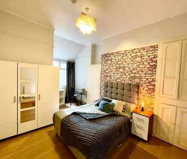 1 bedroom in a house share to rent - Photo 2