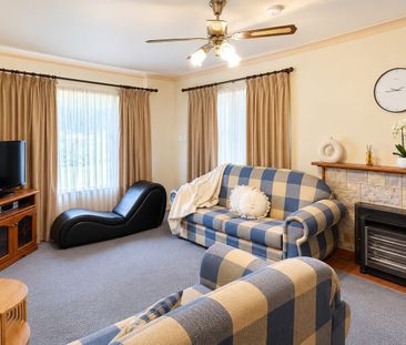 Spacious Furnished Family Home in the Heart of Victor Harbor - Photo 1