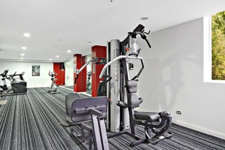 Spacious Apartment in Walking Distance to the Rail - Photo 4