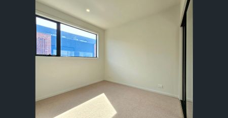 BRAND NEW MODERN TOWNHOUSE WITH BALCONY AND 2 CAR PARKING - Photo 4