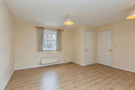 3 bedroom end of terrace house to rent - Photo 2