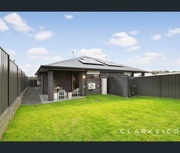 MODERN 3 BEDROOM DUPLEX IN IDEAL LOCATION! - Photo 4