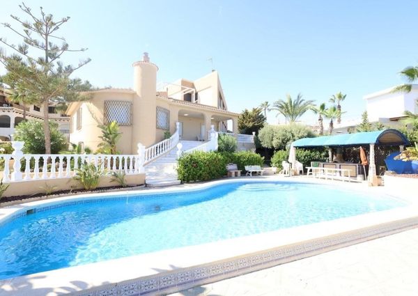Villa de Lujo en Primera Línea de Playa en Cala Capitán