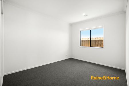 4-bedroom house in Cranbourne East! - Photo 3