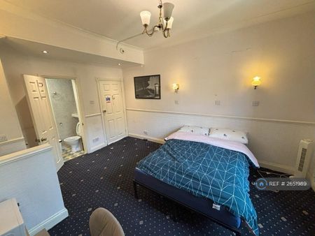 1 bedroom in a house share to rent - Photo 3