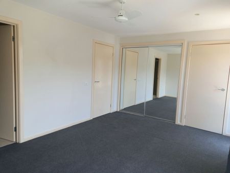 THREE BEDROOM TOWNHOUSE - Photo 5