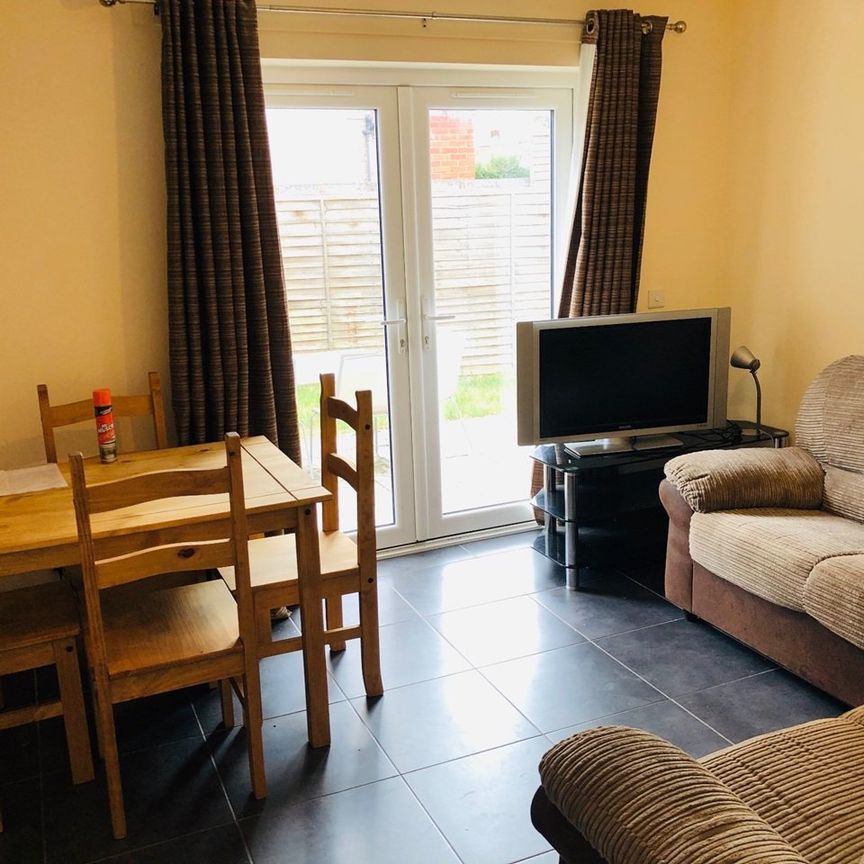 Room in a Shared House, Tenth Avenue, BS7 - Photo 1