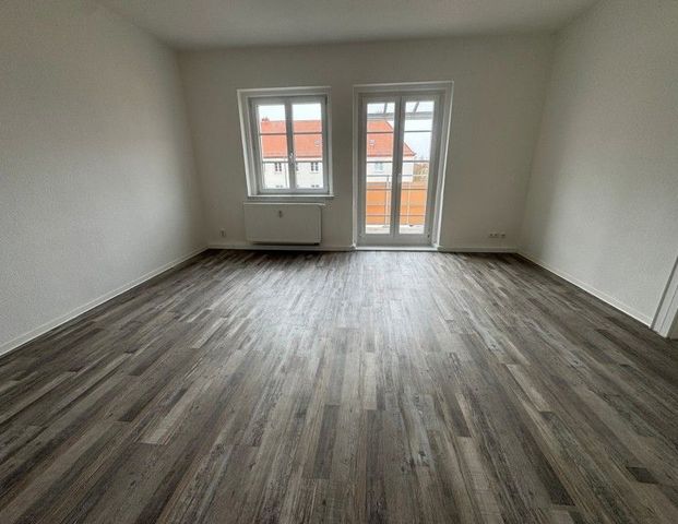 Ein tolles Wohlgefühl in dieser 3-Raum-Wohnung - mit EBK und Balkon - Foto 1