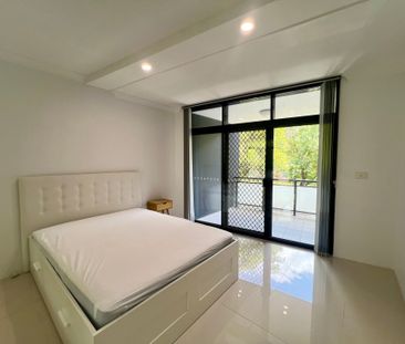 One-Bedroom Apartment with Car Space, Fresh Paint, and Fully Furnished - Photo 4