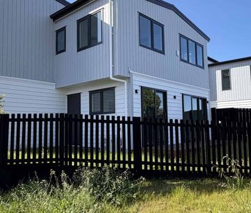 Modern 4-Bedroom Family Townhouse in Manurewa - Photo 1