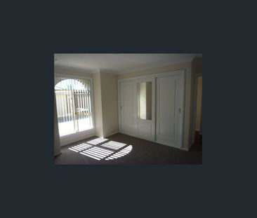 Great 2 Bedroom Villa in Handy Location - Photo 2