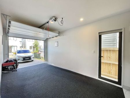 Modern 3 Bedroom Home & Garage - Photo 2