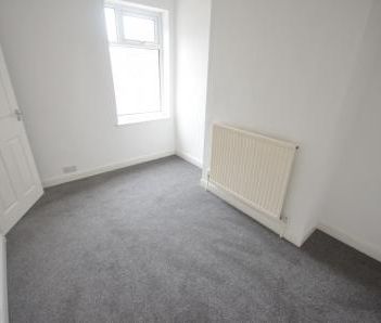 3 bedroom Terraced House To Let - Photo 4