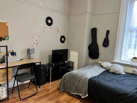 3 bedroom flat to rent - Photo 4