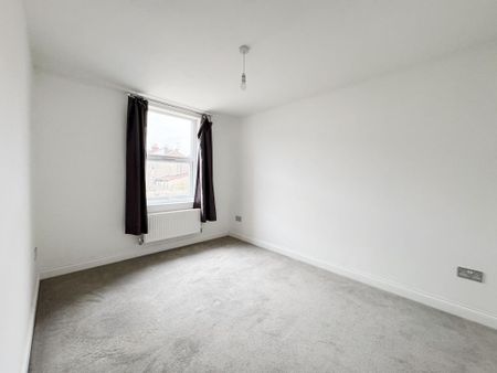 1 bedroom in a house share to rent - Photo 2