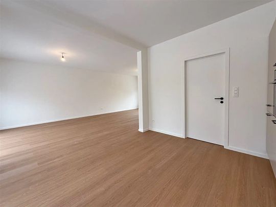 INSTAPKLARE gerenoveerde WONING met 3 slpks, badk., garage & tuintje/terras. - Photo 1