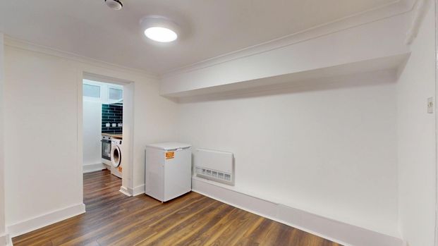 Studio Flat, West Cromwell Road, SW5 - Photo 1