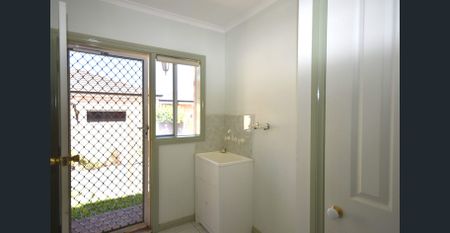 GREAT LOCATION! - Photo 3