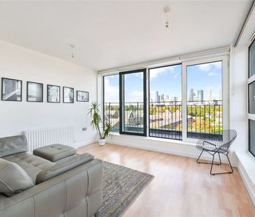 Ideally situated on the southern tip of the Isle of Dogs, this neut... - Photo 2