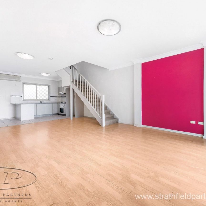 Bright spacious townhouse - Photo 1