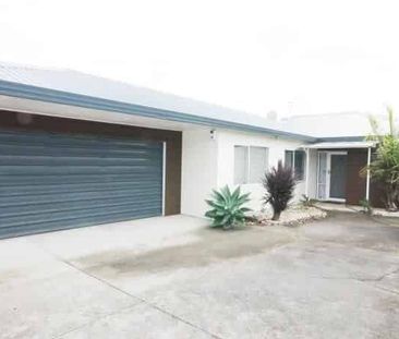 Lovely Modern 3 Bedroom Home available close to Southmall - Photo 4