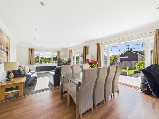 5 bedroom chalet to rent - Photo 1