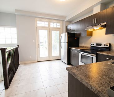 **STUNNING** 2 Bedroom + Den Townhouse in Downtown St. Catharines!! - Photo 4