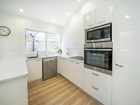 Neat and tidy FOUR bedroom duplex - Photo 5