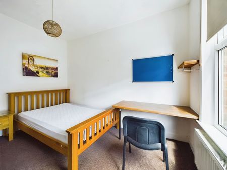 BILLS INCLUDED – Queens Road, Hyde Park, Leeds, LS6 - Photo 5