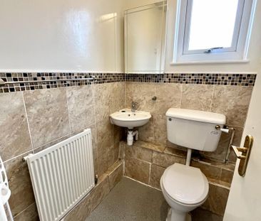 3 bedroom end of terrace house to rent - Photo 4