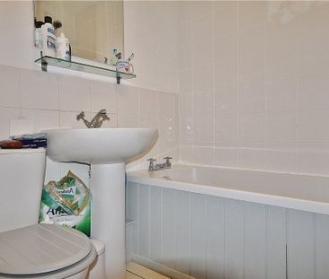 Bluebell Rise, Lightwater, Surrey, GU18 5YN - Photo 3