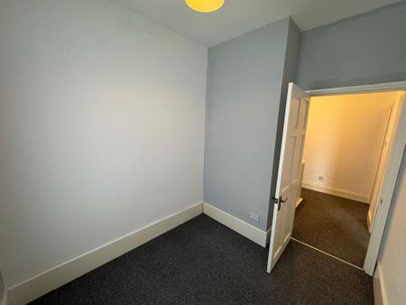 3 bedroom flat to rent - Photo 2