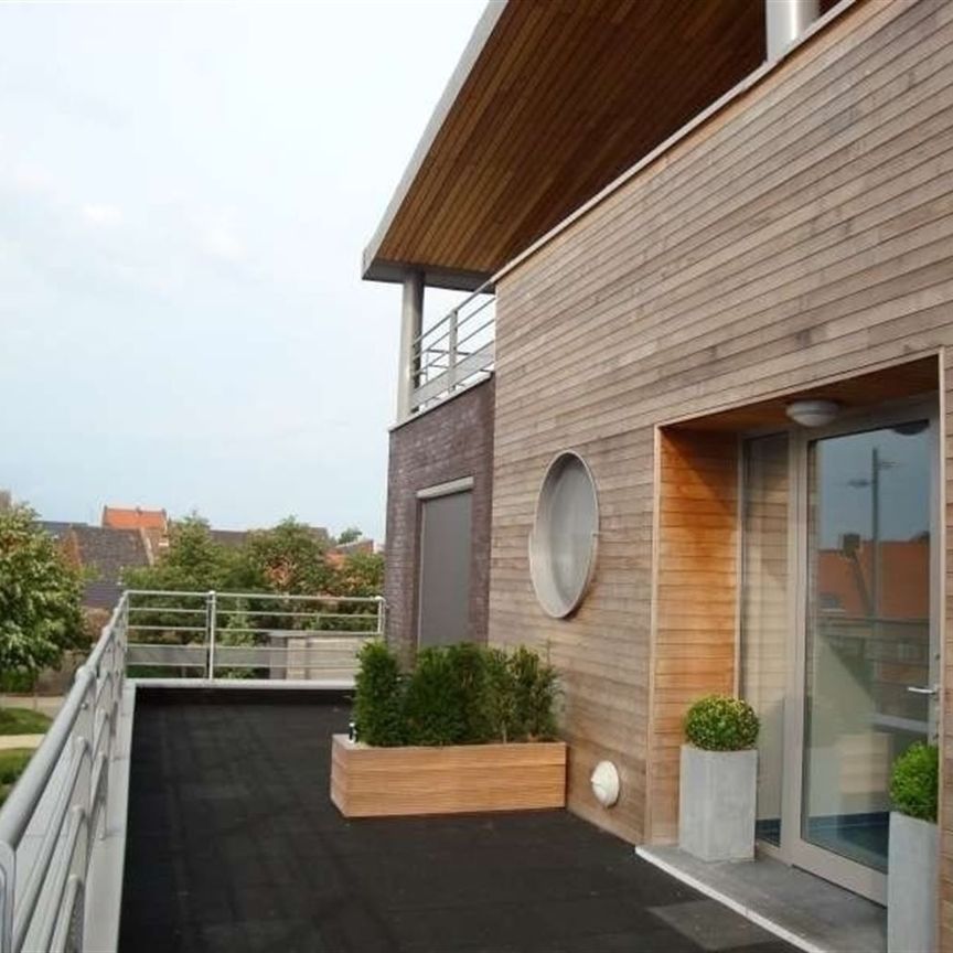 Prachtig appartement met 2 slaapkamers, terras en garagebox gelegen in Residentie Kloosterbempden, midden in het centrum van Maaseik. - Photo 1