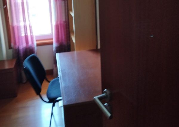 Quarto em frente ao Centro Comercial Glicinias