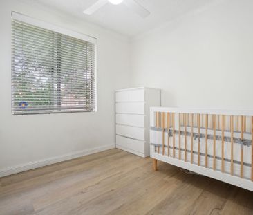 Bright Top-Floor 2-Bedroom Apartment in Prime Location - Photo 4