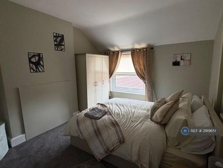 1 bedroom in a house share to rent - Photo 4