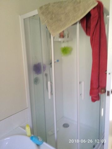 Sunny Karori 3-bedroom house with a garage - Photo 4