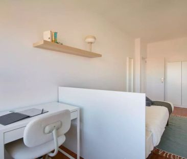 Room in a shared 10-bedroom apartment for rent in Lisbon - Photo 1