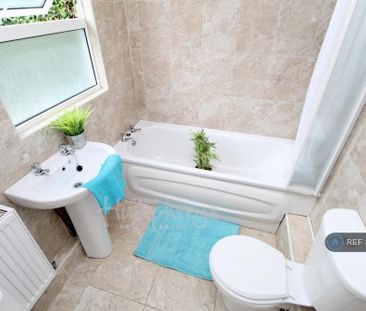 4 bedroom terraced house to rent - Photo 5