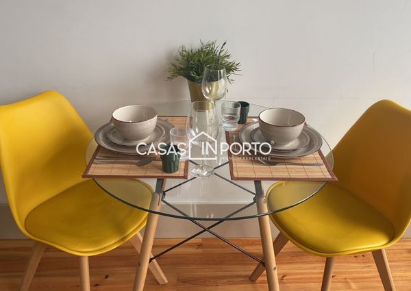 Apartamento T0+1 para arrendamento na Rua Santa Catarina, Porto