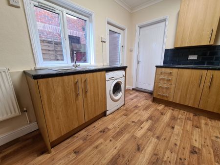 3 bedroom semi-detached house to rent - Photo 3