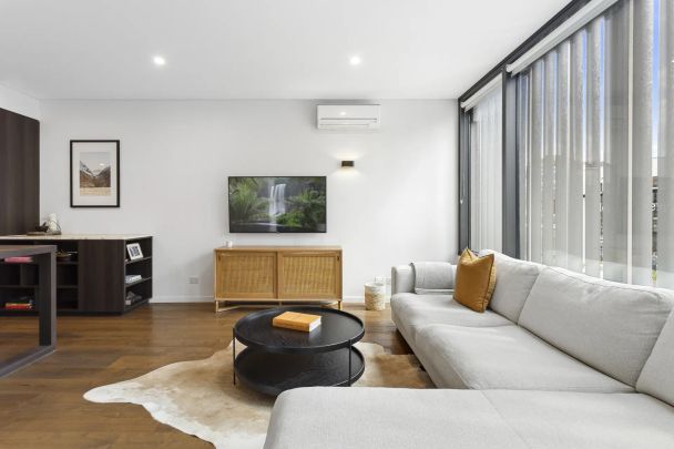 Sophisticated designer haven in an ultra-convenient location - Photo 1