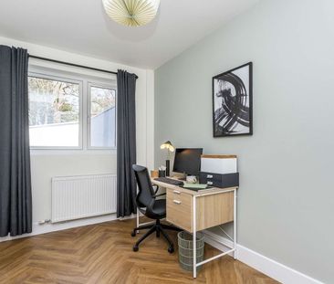 Beautifully refurbished, this impressive five-bedroom detached fami... - Photo 4