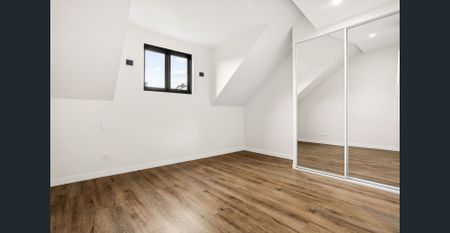 Ultra Modern 4 Bedrooms PLUS additional Multi Purpose Studio with own Bathroom, Kitchen & Laundry - Photo 2