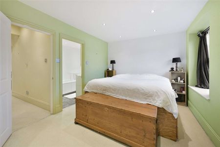 A wonderful two bedroom duplex flat benefiting from well-proportioned living and entertaining space. - Photo 2