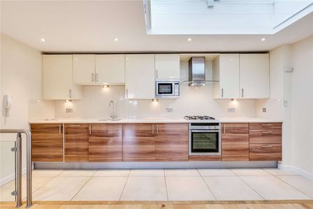 A modern one bedroom home located in a gated mews. - Photo 3